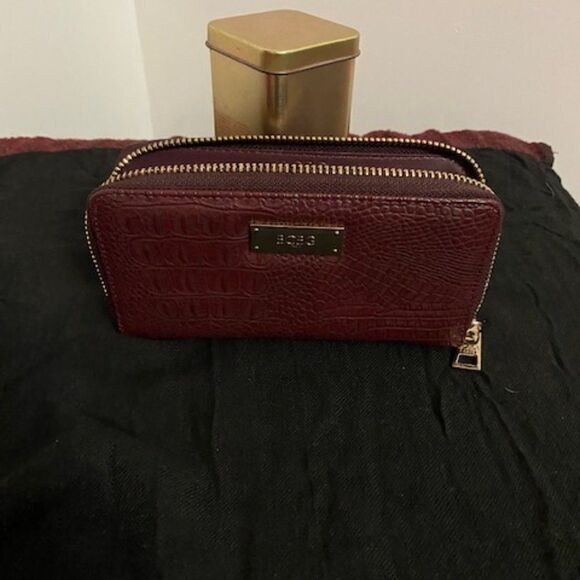 BCBG Vintage Burgundy Crocodile Embossed Zip Around Leather Wallet - Picture 2 of 10
